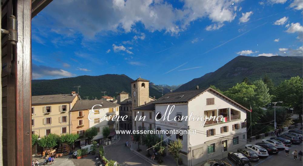 vista della piazza e dei monti