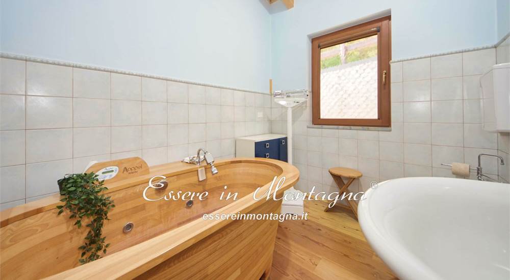 Il bagno con vasca in legno