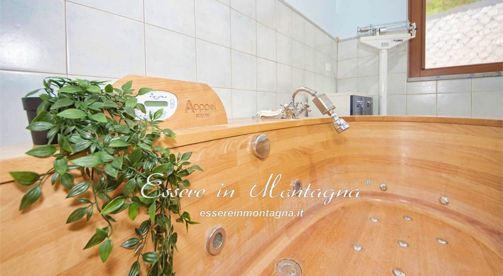 Il bagno con vasca in legno