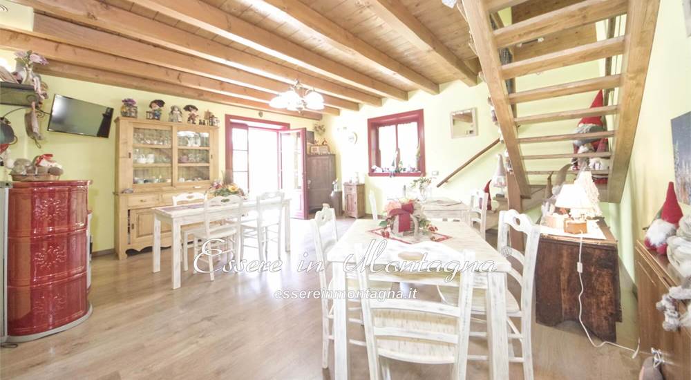 Il salone con stufa a pellet