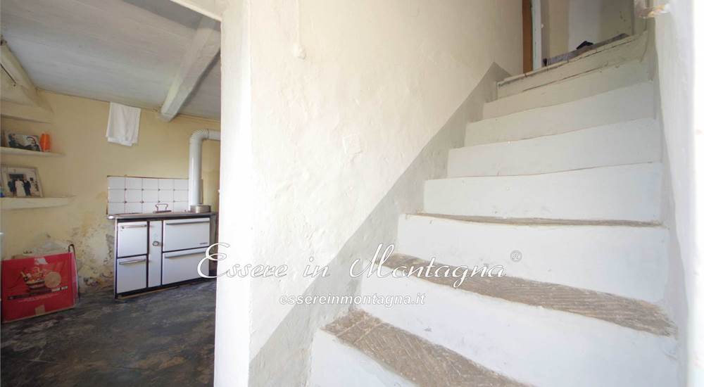 il disimpegno e la scala in sasso