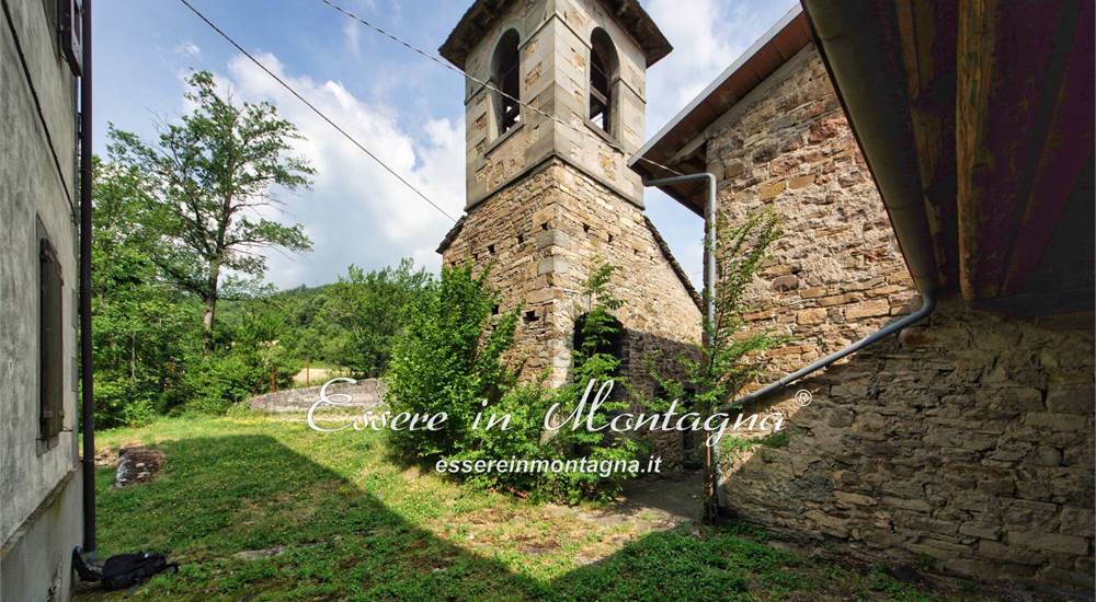 La torre campanaria con in forno a legna
