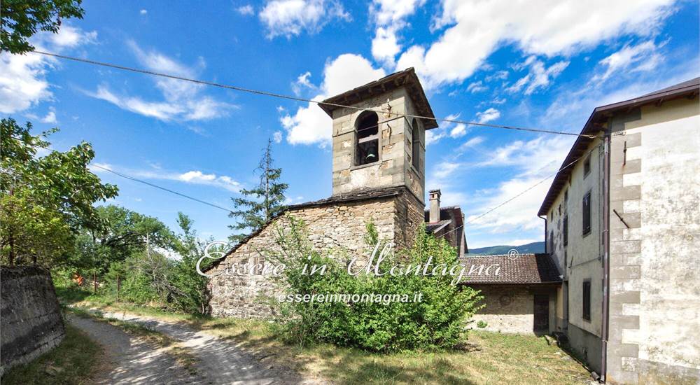 Il casale con torre campanaria