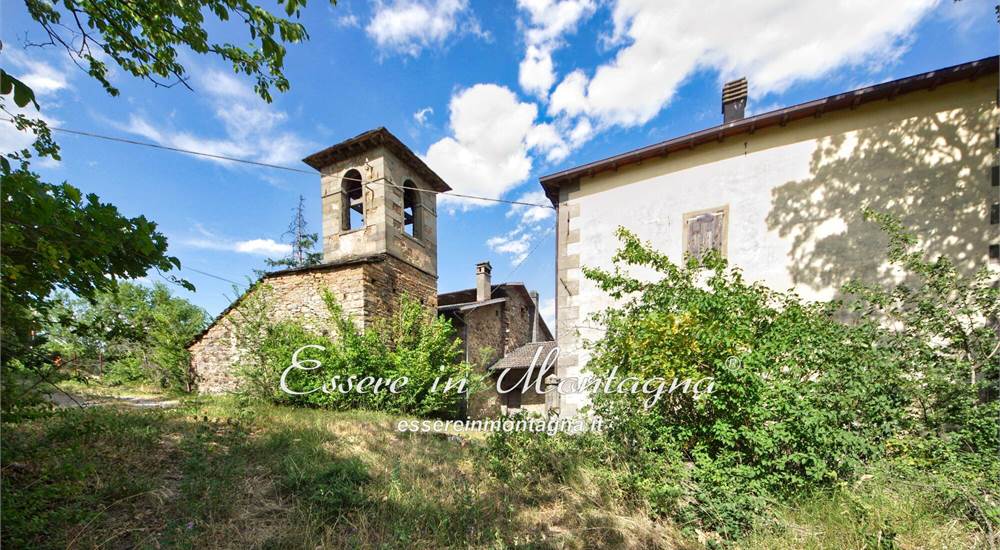 Il casale con torre campanaria