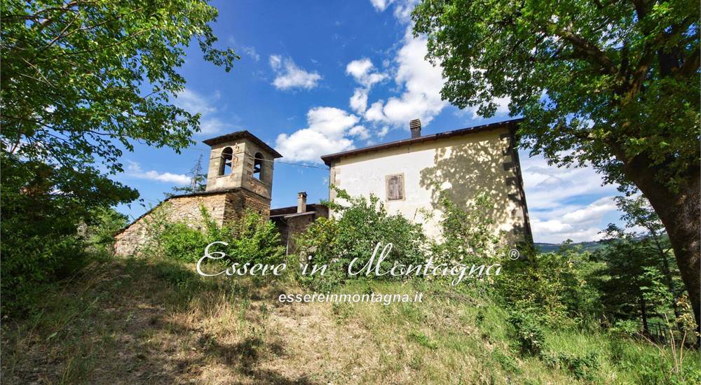 Il casale con torre campanaria