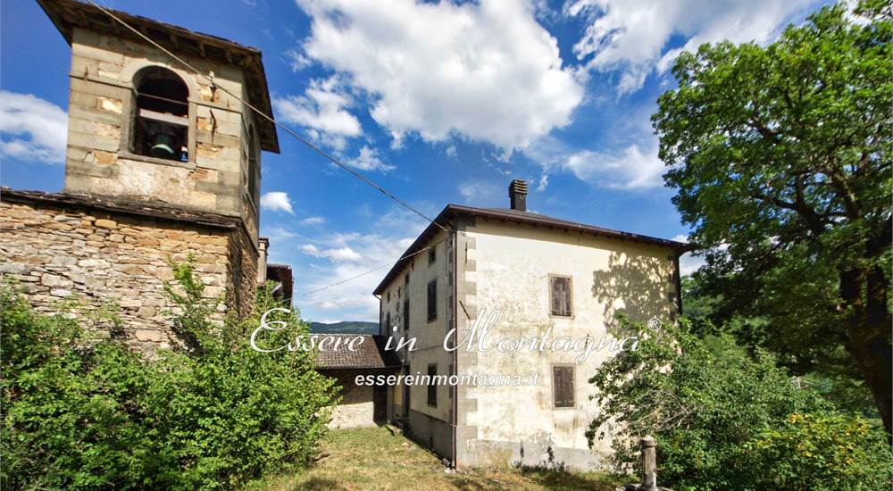 Il casale con torre campanaria
