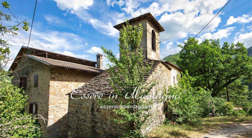 Il casale con torre campanaria