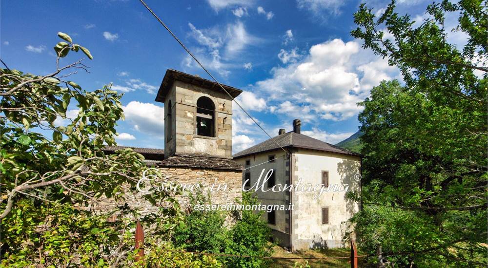 In casale e la torre visti dalla stalla