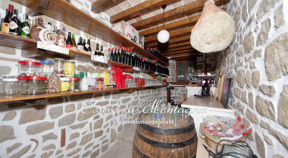 La cantina da prosciutti e vino