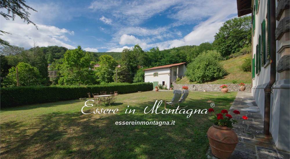 La villa, il fabbricato servizi e il parco