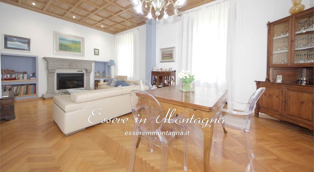 La sala da pranzo con salotto