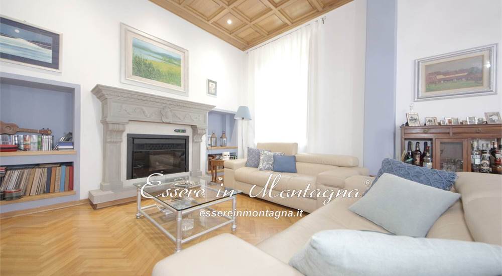 La sala da pranzo con salotto e camino