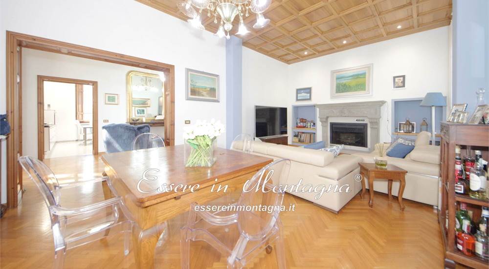 La sala da pranzo con salotto