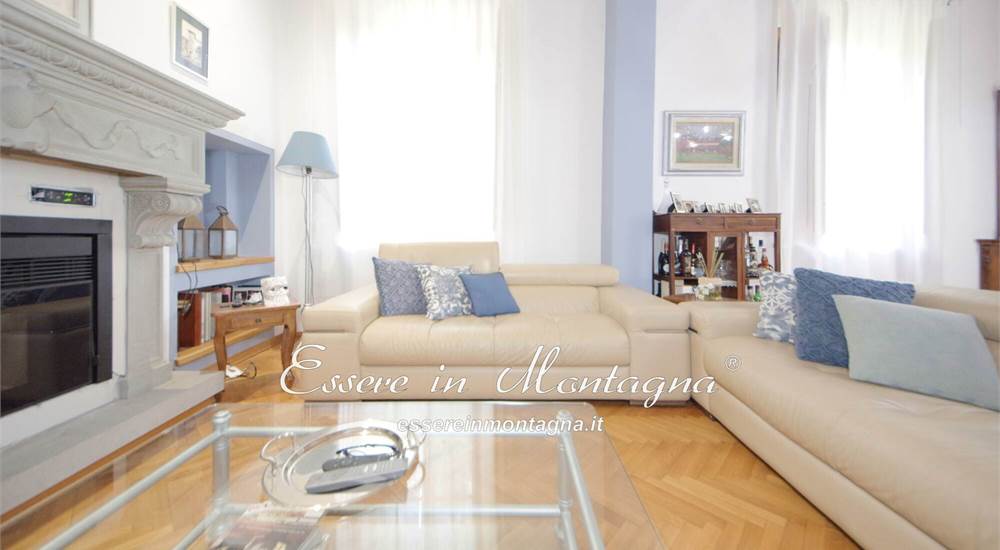 La sala da pranzo con salotto