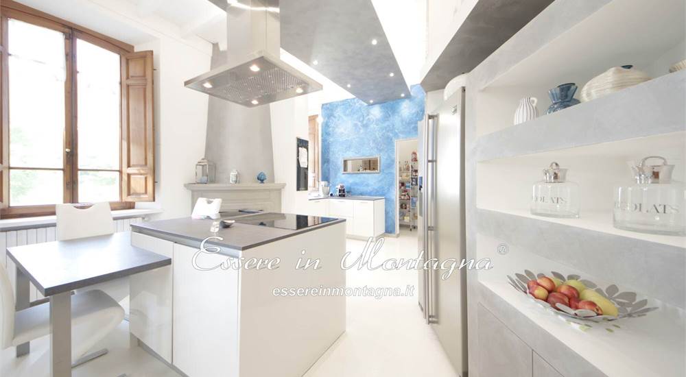 La cucina con camino