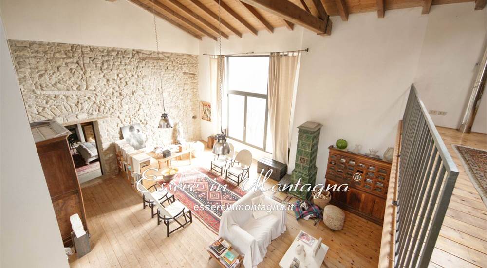 La vista della sala dal grande soppalco