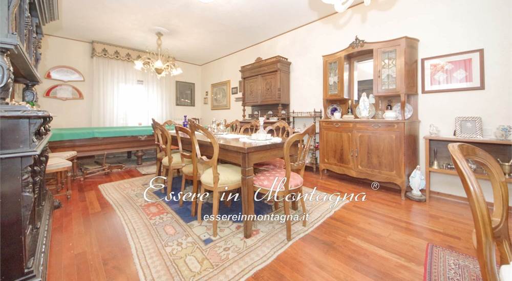 La sala da pranzo con biliardo