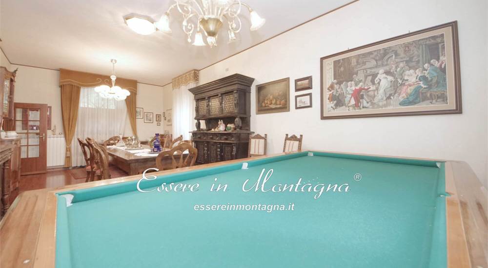 La sala da pranzo con biliardo
