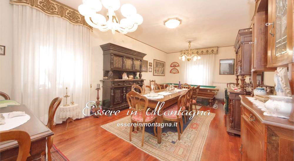 La sala da pranzo con biliardo