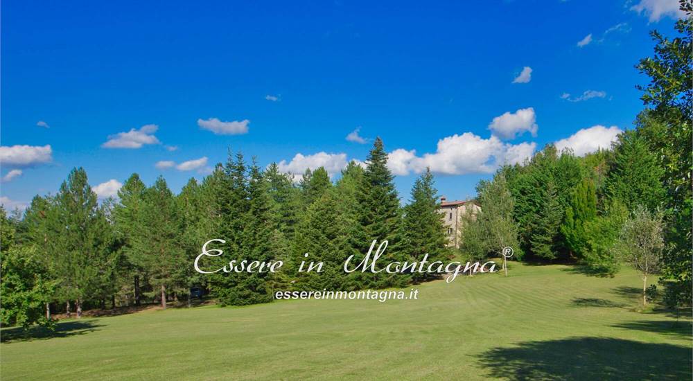 Il parco e il casale tra gli alberi