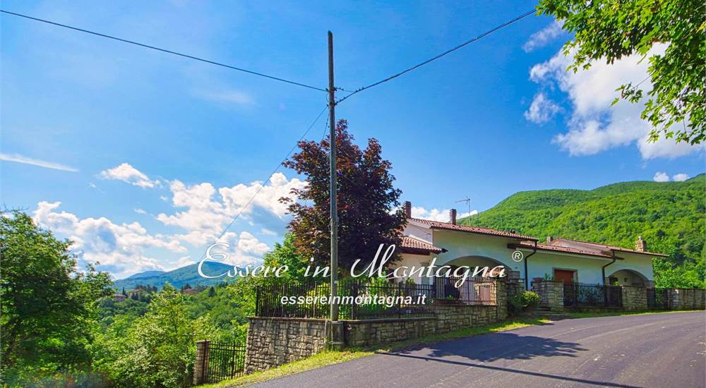 La casa vista dalla stradina d accesso