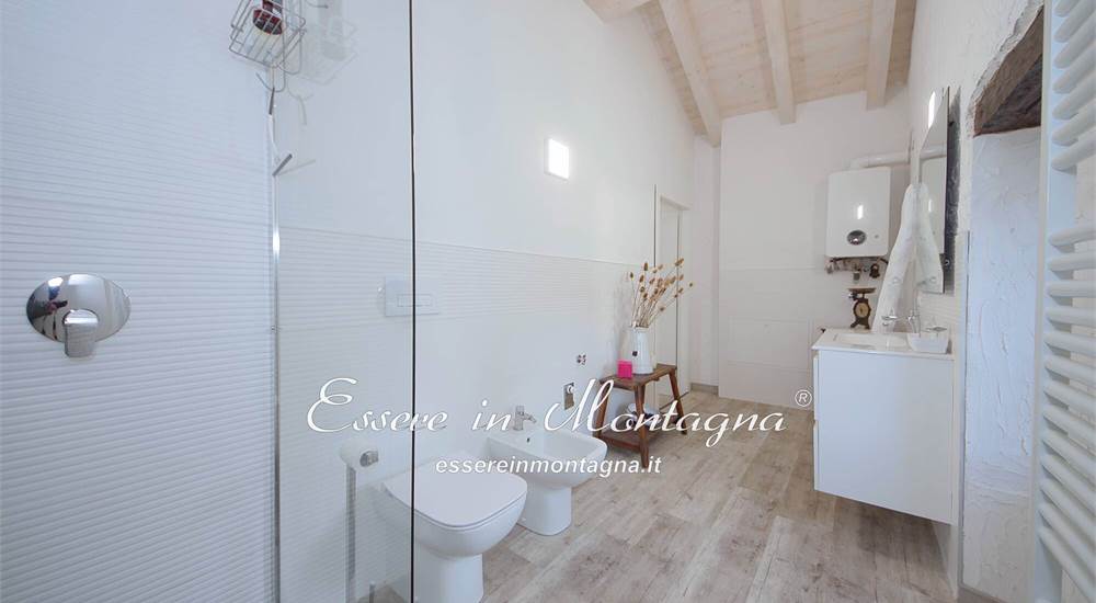 Il bagno con doccia in cristallo