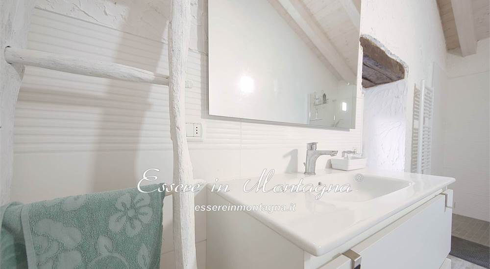 Il bagno con doccia in cristallo