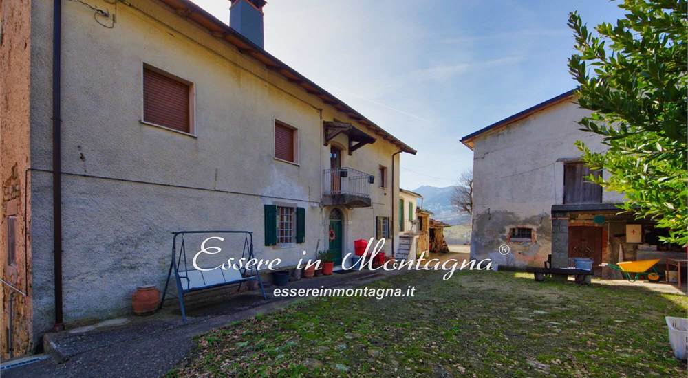L aia di fronte a casa con il forno