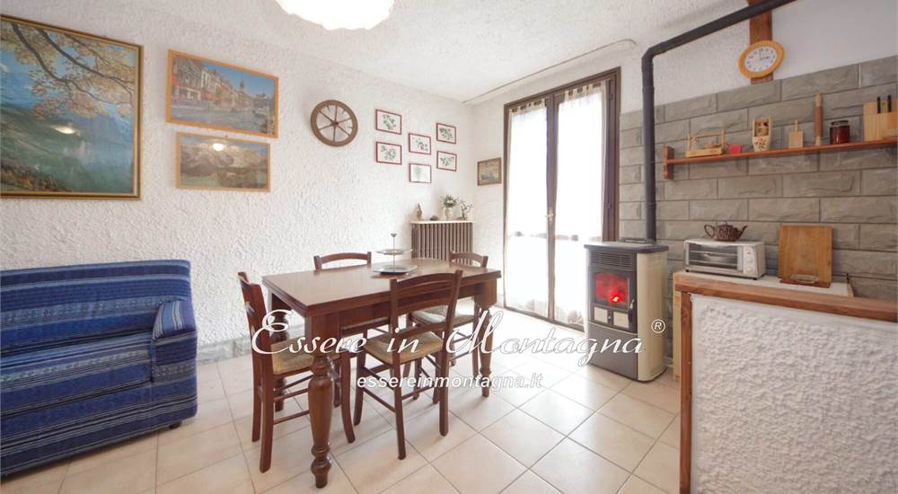 Soggiorno con balcone e angolo cottura