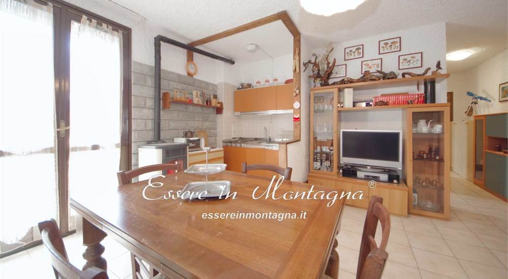 Soggiorno con balcone e angolo cottura