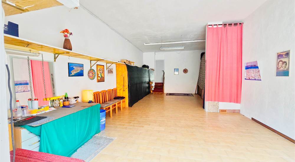 Garage con cantina, luce e acqua