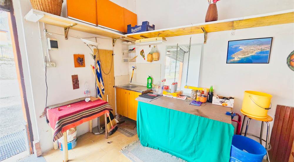 Garage con cantina, luce e acqua