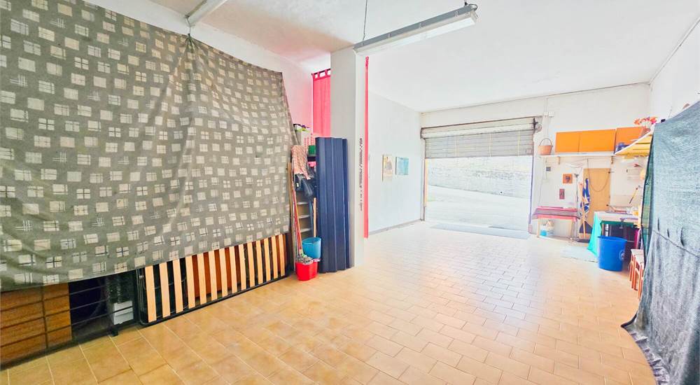 Garage con cantina, luce e acqua