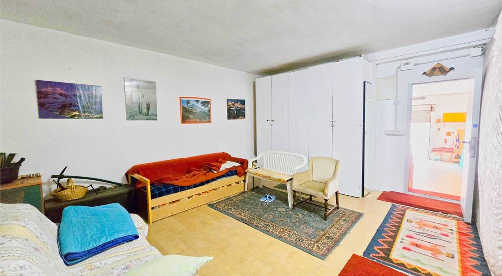 Garage con cantina, luce e acqua